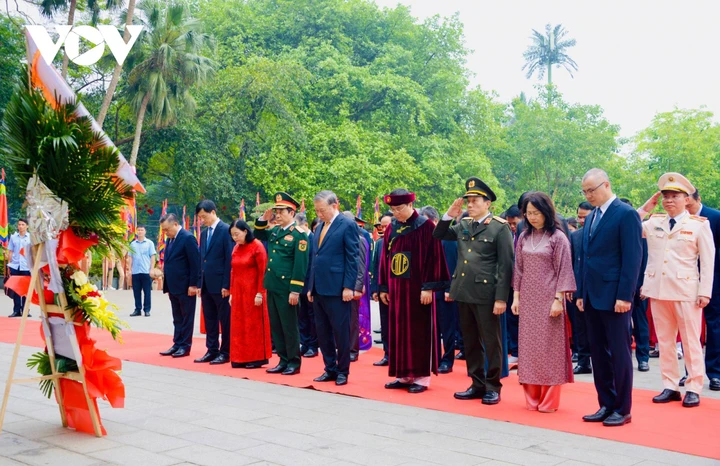Tổng Bí thư, Chủ tịch nước Tô Lâm nói chuyện với bà con nhân dân tại Đền Hùng Tổng Bí thư, Chủ tịch nước Tô Lâm nói chuyện với bà con nhân dân tại Đền Hùng