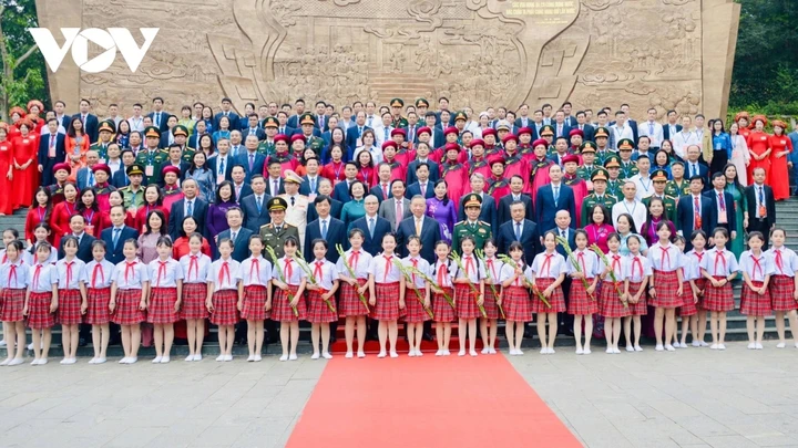 Tổng Bí thư, Chủ tịch nước Tô Lâm nói chuyện với bà con nhân dân tại Đền Hùng Tổng Bí thư, Chủ tịch nước Tô Lâm nói chuyện với bà con nhân dân tại Đền Hùng