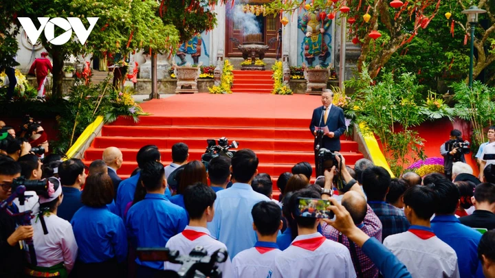 Tổng Bí thư, Chủ tịch nước Tô Lâm nói chuyện với bà con nhân dân tại Đền Hùng Tổng Bí thư, Chủ tịch nước Tô Lâm nói chuyện với bà con nhân dân tại Đền Hùng