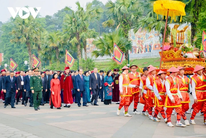 Tổng Bí thư, Chủ tịch nước Tô Lâm nói chuyện với bà con nhân dân tại Đền Hùng Tổng Bí thư, Chủ tịch nước Tô Lâm nói chuyện với bà con nhân dân tại Đền Hùng