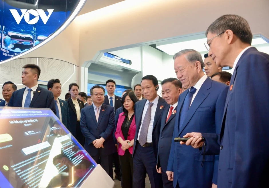 Tổng Bí thư, Chủ tịch nước Tô Lâm thăm trung tâm hợp tác đổi mới AI tại Trung Quốc Tổng Bí thư, Chủ tịch nước Tô Lâm thăm trung tâm hợp tác đổi mới AI tại Trung Quốc