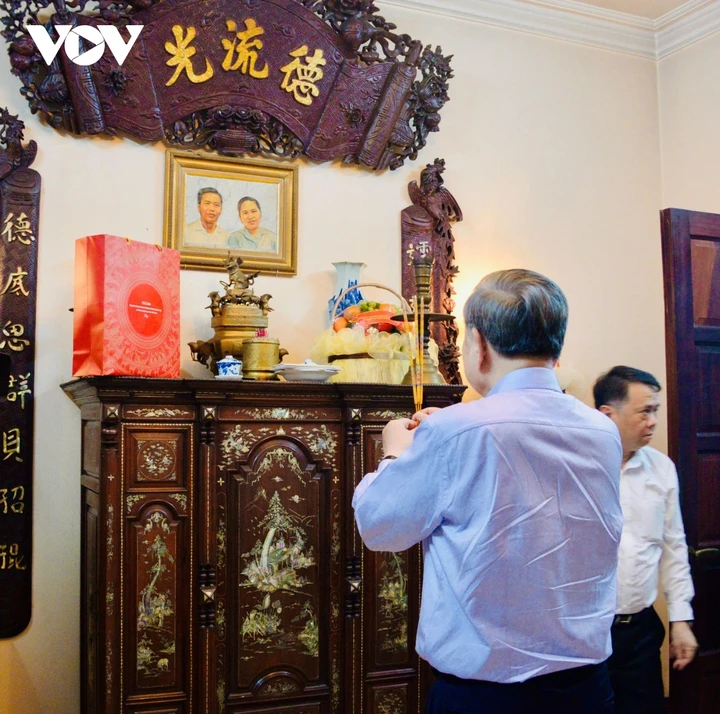 Tổng Bí thư, Chủ tịch nước Tô Lâm thắp hương tưởng nhớ các lãnh đạo tiền bối Tổng Bí thư, Chủ tịch nước Tô Lâm thắp hương tưởng nhớ các lãnh đạo tiền bối