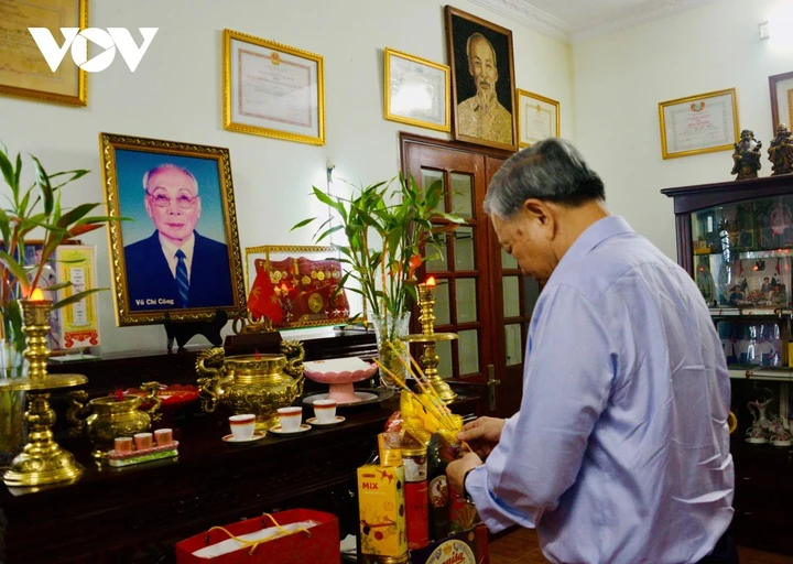 Tổng Bí thư, Chủ tịch nước Tô Lâm thắp hương tưởng nhớ các lãnh đạo tiền bối Tổng Bí thư, Chủ tịch nước Tô Lâm thắp hương tưởng nhớ các lãnh đạo tiền bối