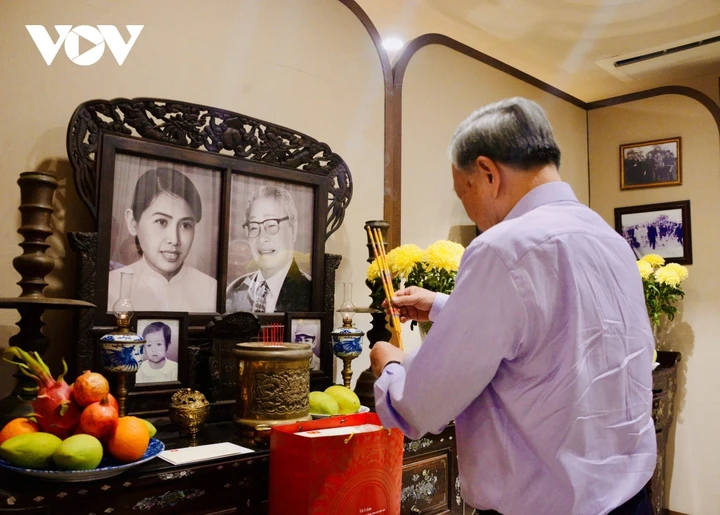 Tổng Bí thư, Chủ tịch nước Tô Lâm thắp hương tưởng nhớ các lãnh đạo tiền bối Tổng Bí thư, Chủ tịch nước Tô Lâm thắp hương tưởng nhớ các lãnh đạo tiền bối