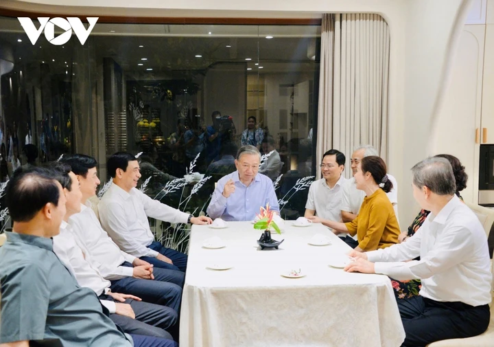 Tổng Bí thư, Chủ tịch nước Tô Lâm thắp hương tưởng nhớ các lãnh đạo tiền bối Tổng Bí thư, Chủ tịch nước Tô Lâm thắp hương tưởng nhớ các lãnh đạo tiền bối