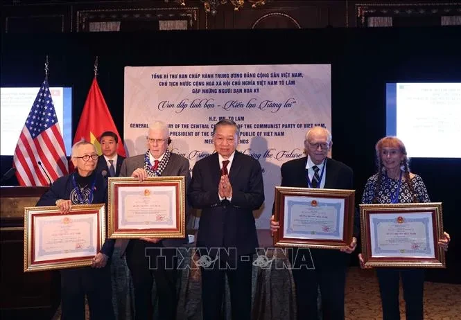 Tổng Bí thư, Chủ tịch nước Tô Lâm tiếp các Hạ nghị sỹ Hoa Kỳ Tổng Bí thư, Chủ tịch nước Tô Lâm tiếp các Hạ nghị sỹ Hoa Kỳ