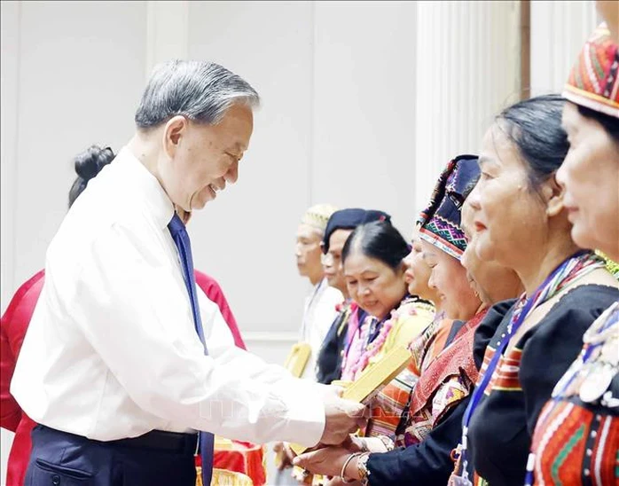 Tổng Bí thư, Chủ tịch nước Tô Lâm tiếp già làng, trưởng bản, nghệ nhân, người có uy tín tiêu biểu
