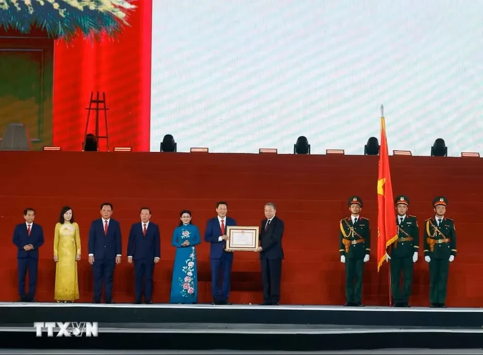 Tổng Bí thư, Chủ tịch nước Tô Lâm trao Nghị quyết của Quốc hội về thành lập thành phố Đồng Nai Tổng Bí thư, Chủ tịch nước Tô Lâm trao Nghị quyết của Quốc hội về thành lập thành phố Đồng Nai
