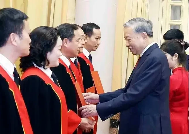 Tổng Bí thư, Chủ tịch nước Tô Lâm trao quyết định bổ nhiệm Thẩm phán Tòa án nhân dân tối cao Tổng Bí thư, Chủ tịch nước Tô Lâm trao quyết định bổ nhiệm Thẩm phán Tòa án nhân dân tối cao