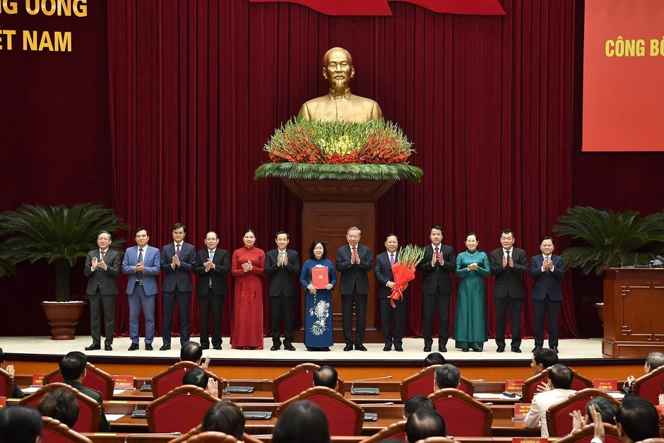 Tổng Bí thư, Chủ tịch nước Tô Lâm trao quyết định của Bộ Chính trị về công tác cán bộ Tổng Bí thư, Chủ tịch nước Tô Lâm trao quyết định của Bộ Chính trị về công tác cán bộ