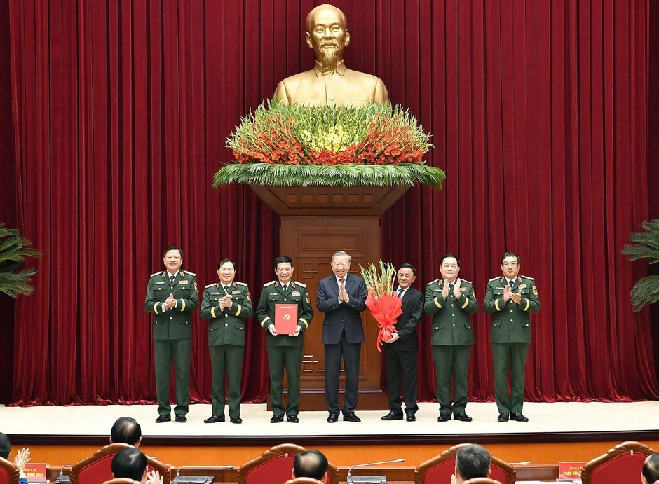 Tổng Bí thư, Chủ tịch nước Tô Lâm trao quyết định của Bộ Chính trị về công tác cán bộ Tổng Bí thư, Chủ tịch nước Tô Lâm trao quyết định của Bộ Chính trị về công tác cán bộ