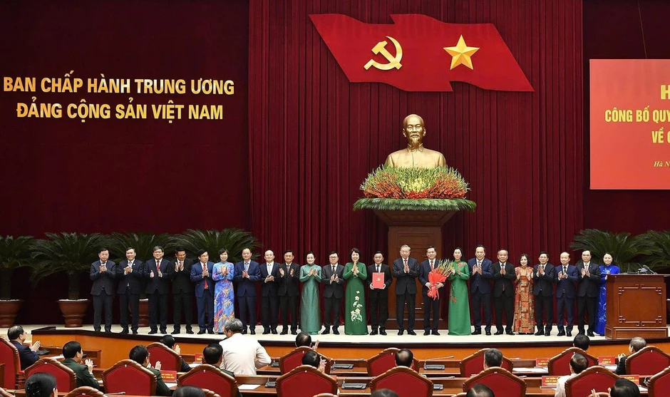 Tổng Bí thư, Chủ tịch nước Tô Lâm trao quyết định của Bộ Chính trị về công tác cán bộ Tổng Bí thư, Chủ tịch nước Tô Lâm trao quyết định của Bộ Chính trị về công tác cán bộ