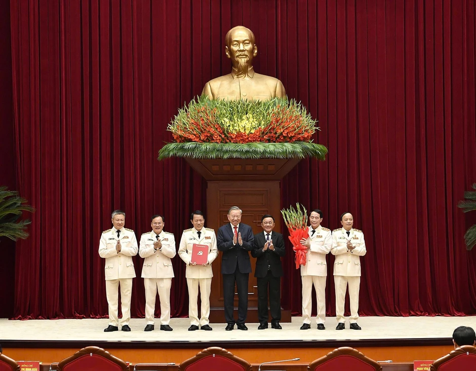 Tổng Bí thư, Chủ tịch nước Tô Lâm trao quyết định của Bộ Chính trị về công tác cán bộ Tổng Bí thư, Chủ tịch nước Tô Lâm trao quyết định của Bộ Chính trị về công tác cán bộ