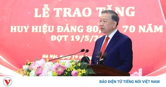 Tổng Bí thư, Chủ tịch nước Tô Lâm trao tặng Huy hiệu Đảng cho đảng viên lão thành tại Hà Nội