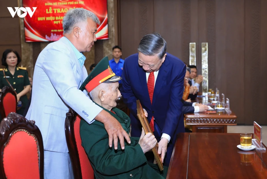 Tổng Bí thư, Chủ tịch nước Tô Lâm trao tặng Huy hiệu Đảng cho đảng viên lão thành tại Hà Nội Tổng Bí thư, Chủ tịch nước Tô Lâm trao tặng Huy hiệu Đảng cho đảng viên lão thành tại Hà Nội