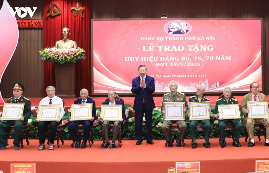 Tổng Bí thư, Chủ tịch nước Tô Lâm trao tặng Huy hiệu Đảng cho đảng viên lão thành tại Hà Nội Tổng Bí thư, Chủ tịch nước Tô Lâm trao tặng Huy hiệu Đảng cho đảng viên lão thành tại Hà Nội