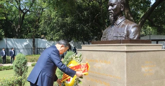 Tổng Bí thư, Chủ tịch nước Tô Lâm tưởng niệm Lãnh tụ Mahatma Gandhi và Chủ tịch Hồ Chí Minh