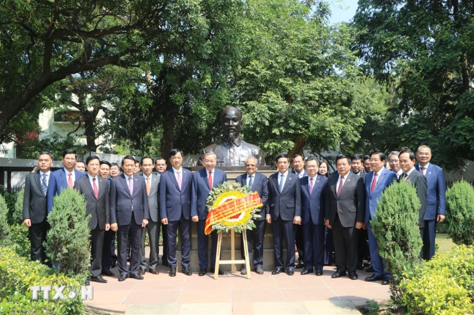 Tổng Bí thư, Chủ tịch nước Tô Lâm tưởng niệm Lãnh tụ Mahatma Gandhi và Chủ tịch Hồ Chí Minh Tổng Bí thư, Chủ tịch nước Tô Lâm tưởng niệm Lãnh tụ Mahatma Gandhi và Chủ tịch Hồ Chí Minh