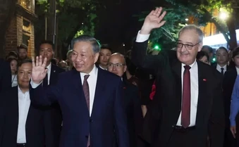 Tổng Bí thư, Chủ tịch nước Tô Lâm và Phu nhân cùng Tổng thống Thụy Sĩ và Phu nhân dạo phố đi bộ hồ Hoàn Kiếm