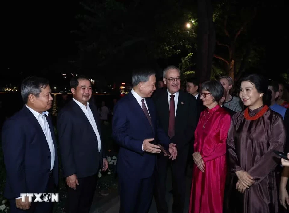 Tổng Bí thư, Chủ tịch nước Tô Lâm và Phu nhân cùng Tổng thống Thụy Sĩ và Phu nhân dạo phố đi bộ hồ Hoàn Kiếm Tổng Bí thư, Chủ tịch nước Tô Lâm và Phu nhân cùng Tổng thống Thụy Sĩ và Phu nhân dạo phố đi bộ hồ Hoàn Kiếm