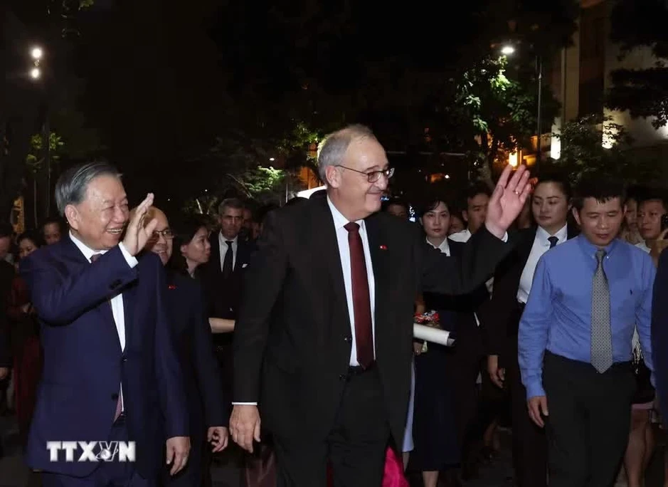 Tổng Bí thư, Chủ tịch nước Tô Lâm và Phu nhân cùng Tổng thống Thụy Sĩ và Phu nhân dạo phố đi bộ hồ Hoàn Kiếm Tổng Bí thư, Chủ tịch nước Tô Lâm và Phu nhân cùng Tổng thống Thụy Sĩ và Phu nhân dạo phố đi bộ hồ Hoàn Kiếm