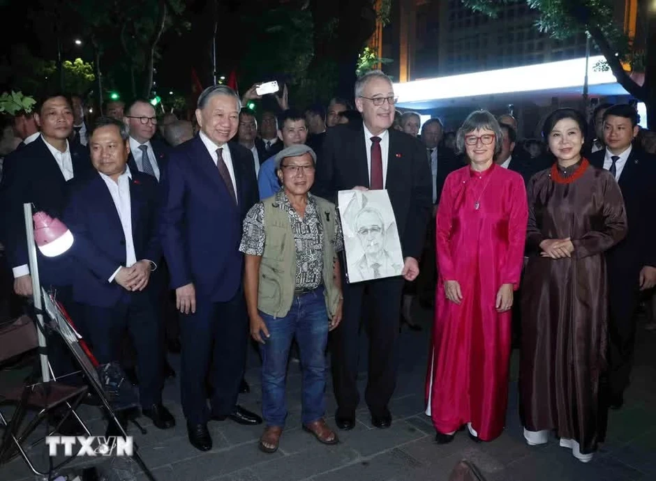 Tổng Bí thư, Chủ tịch nước Tô Lâm và Phu nhân cùng Tổng thống Thụy Sĩ và Phu nhân dạo phố đi bộ hồ Hoàn Kiếm Tổng Bí thư, Chủ tịch nước Tô Lâm và Phu nhân cùng Tổng thống Thụy Sĩ và Phu nhân dạo phố đi bộ hồ Hoàn Kiếm
