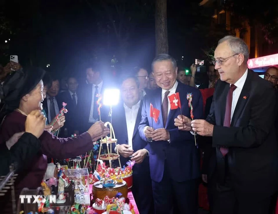 Tổng Bí thư, Chủ tịch nước Tô Lâm và Phu nhân cùng Tổng thống Thụy Sĩ và Phu nhân dạo phố đi bộ hồ Hoàn Kiếm Tổng Bí thư, Chủ tịch nước Tô Lâm và Phu nhân cùng Tổng thống Thụy Sĩ và Phu nhân dạo phố đi bộ hồ Hoàn Kiếm
