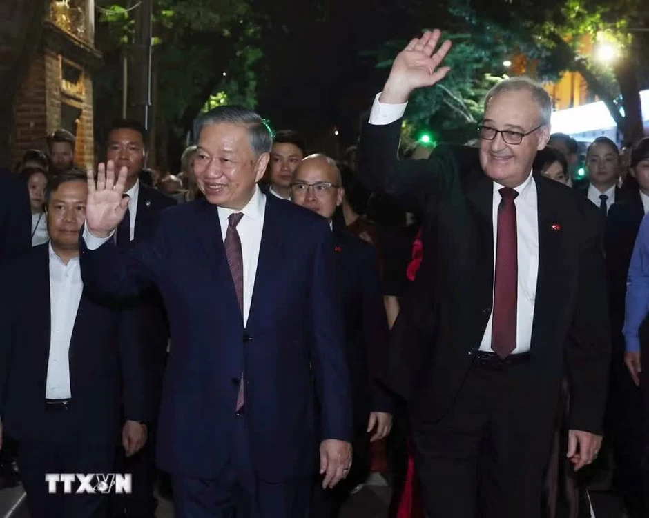 Tổng Bí thư, Chủ tịch nước Tô Lâm và Phu nhân cùng Tổng thống Thụy Sĩ và Phu nhân dạo phố đi bộ hồ Hoàn Kiếm Tổng Bí thư, Chủ tịch nước Tô Lâm và Phu nhân cùng Tổng thống Thụy Sĩ và Phu nhân dạo phố đi bộ hồ Hoàn Kiếm