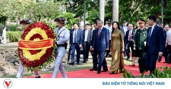 Tổng Bí thư, Chủ tịch nước Tô Lâm và Phu nhân dâng hoa tại Tượng đài Bác Hồ ở Philippines
