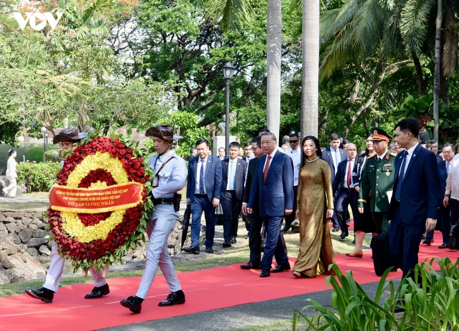 Tổng Bí thư, Chủ tịch nước Tô Lâm và Phu nhân dâng hoa tại Tượng đài Bác Hồ ở Philippines Tổng Bí thư, Chủ tịch nước Tô Lâm và Phu nhân dâng hoa tại Tượng đài Bác Hồ ở Philippines