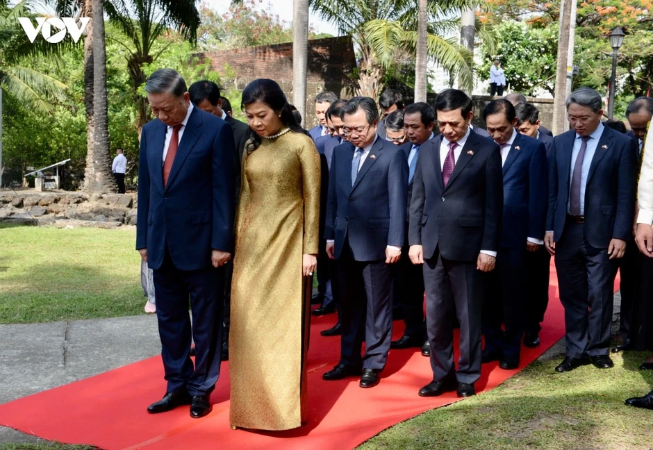 Tổng Bí thư, Chủ tịch nước Tô Lâm và Phu nhân dâng hoa tại Tượng đài Bác Hồ ở Philippines Tổng Bí thư, Chủ tịch nước Tô Lâm và Phu nhân dâng hoa tại Tượng đài Bác Hồ ở Philippines