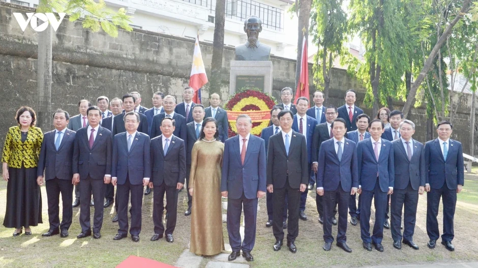 Tổng Bí thư, Chủ tịch nước Tô Lâm và Phu nhân dâng hoa tại Tượng đài Bác Hồ ở Philippines Tổng Bí thư, Chủ tịch nước Tô Lâm và Phu nhân dâng hoa tại Tượng đài Bác Hồ ở Philippines