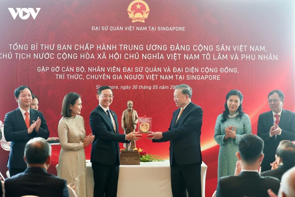 Tổng Bí thư, Chủ tịch nước Tô Lâm và Phu nhân gặp gỡ cán bộ, nhân viên ĐSQ và đại diện cộng đồng người Việt ở Singapore Tổng Bí thư, Chủ tịch nước Tô Lâm và Phu nhân gặp gỡ cán bộ, nhân viên ĐSQ và đại diện cộng đồng người Việt ở Singapore