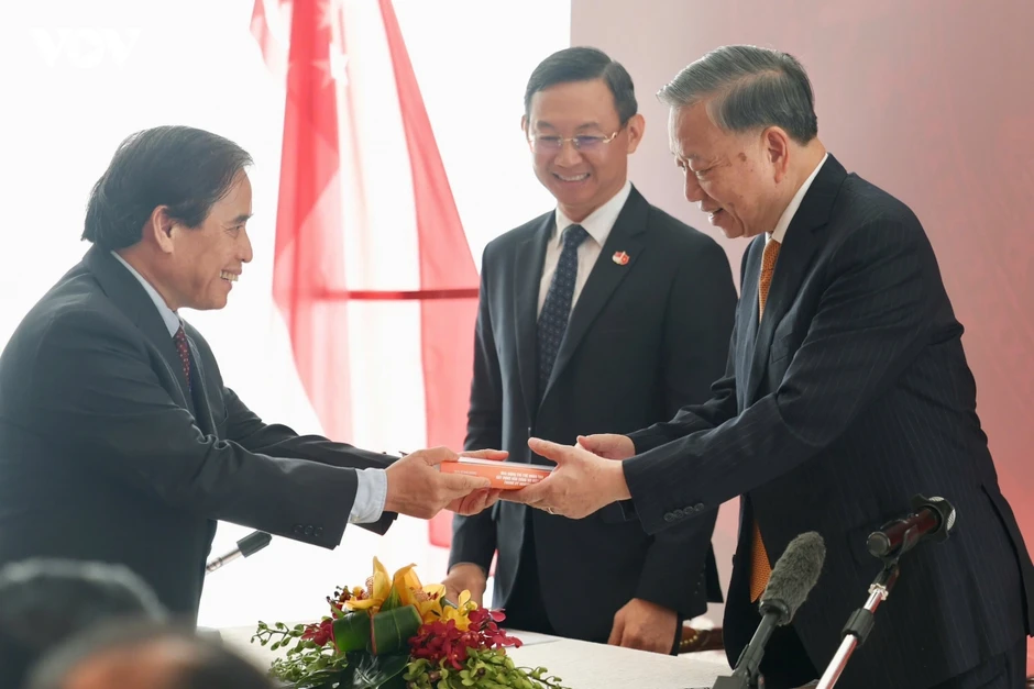 Tổng Bí thư, Chủ tịch nước Tô Lâm và Phu nhân gặp gỡ cán bộ, nhân viên ĐSQ và đại diện cộng đồng người Việt ở Singapore Tổng Bí thư, Chủ tịch nước Tô Lâm và Phu nhân gặp gỡ cán bộ, nhân viên ĐSQ và đại diện cộng đồng người Việt ở Singapore