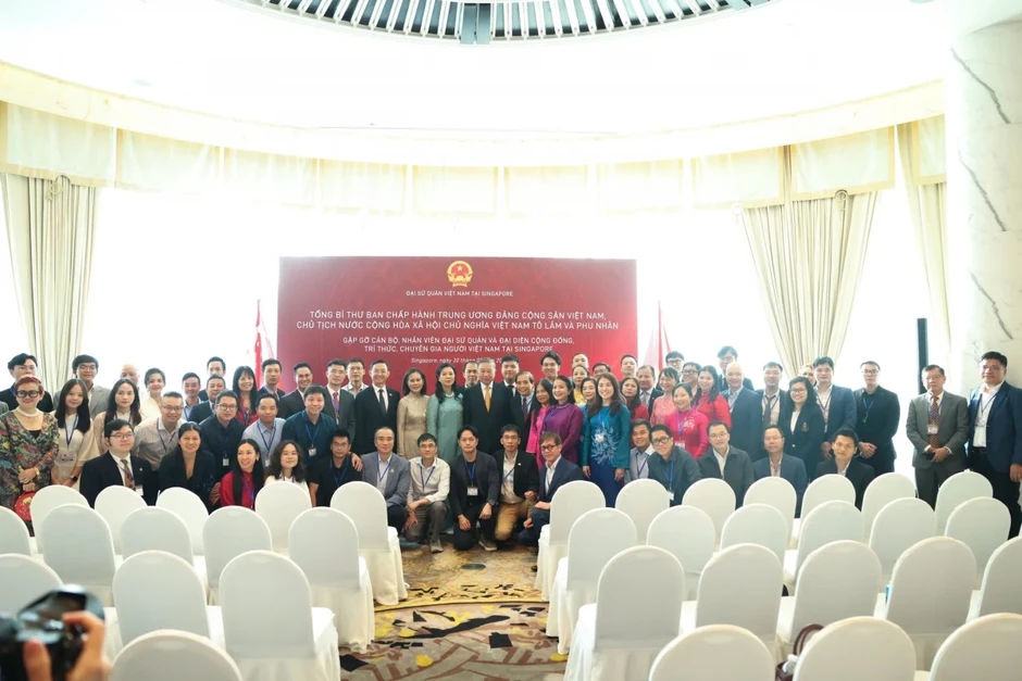 Tổng Bí thư, Chủ tịch nước Tô Lâm và Phu nhân gặp gỡ cán bộ, nhân viên ĐSQ và đại diện cộng đồng người Việt ở Singapore Tổng Bí thư, Chủ tịch nước Tô Lâm và Phu nhân gặp gỡ cán bộ, nhân viên ĐSQ và đại diện cộng đồng người Việt ở Singapore