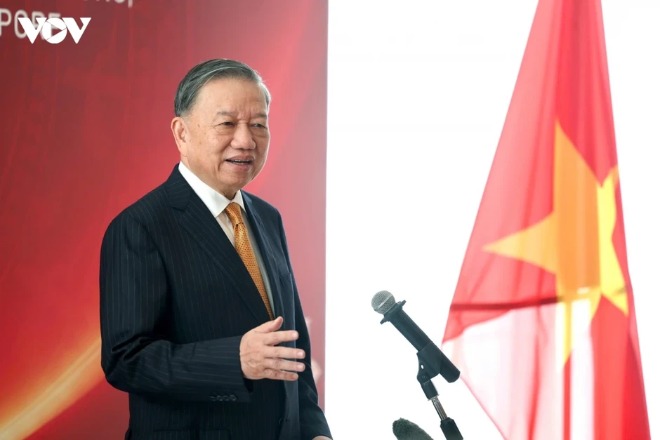 Tổng Bí thư, Chủ tịch nước Tô Lâm và Phu nhân gặp gỡ cán bộ, nhân viên ĐSQ và đại diện cộng đồng người Việt ở Singapore Tổng Bí thư, Chủ tịch nước Tô Lâm và Phu nhân gặp gỡ cán bộ, nhân viên ĐSQ và đại diện cộng đồng người Việt ở Singapore