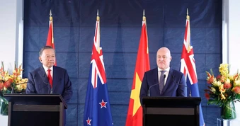 Tổng Bí thư, Chủ tịch nước Tô Lâm và Thủ tướng New Zealand gặp gỡ báo chí, chứng kiến trao văn kiện hợp tác