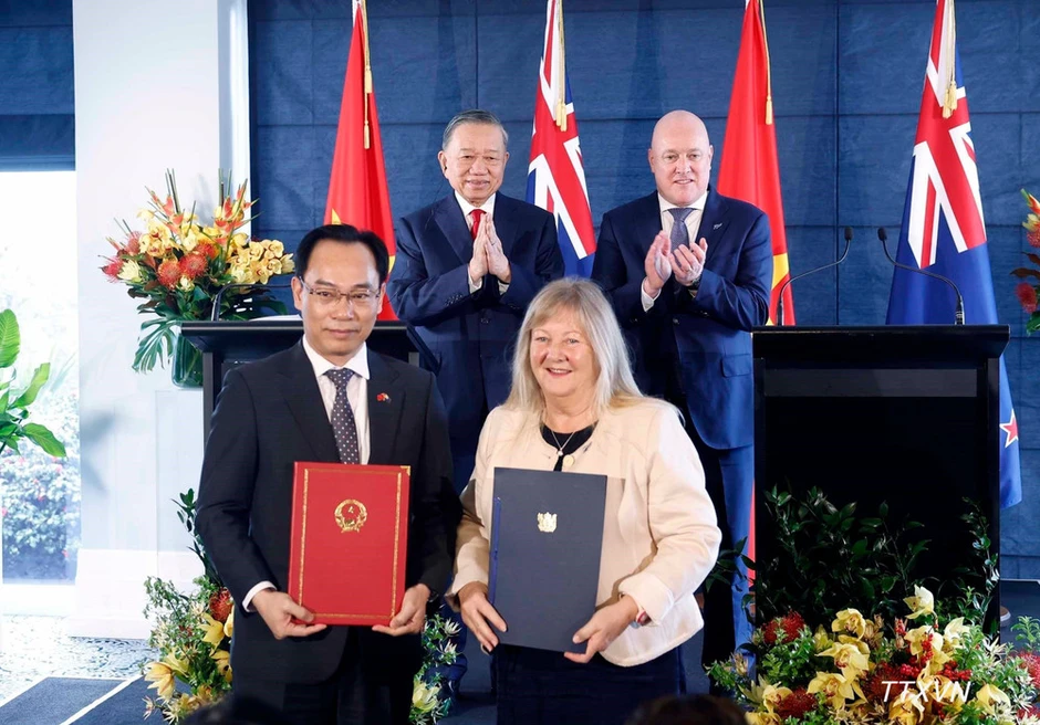 Tổng Bí thư, Chủ tịch nước Tô Lâm và Thủ tướng New Zealand gặp gỡ báo chí, chứng kiến trao văn kiện hợp tác Tổng Bí thư, Chủ tịch nước Tô Lâm và Thủ tướng New Zealand gặp gỡ báo chí, chứng kiến trao văn kiện hợp tác