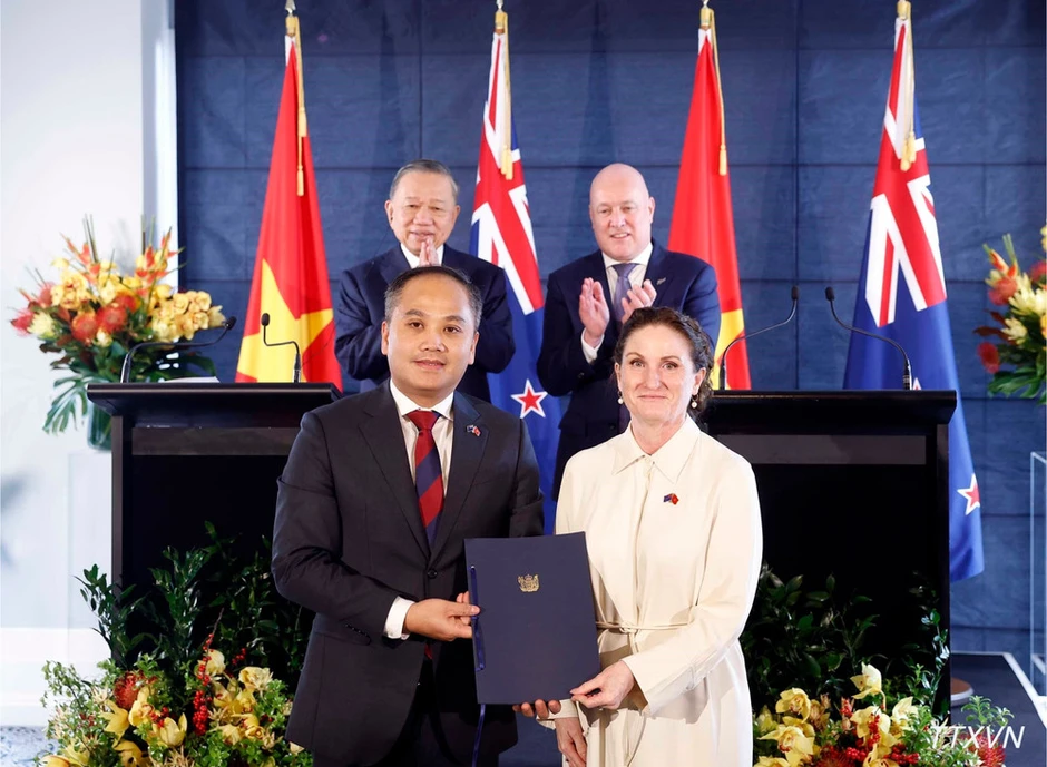 Tổng Bí thư, Chủ tịch nước Tô Lâm và Thủ tướng New Zealand gặp gỡ báo chí, chứng kiến trao văn kiện hợp tác Tổng Bí thư, Chủ tịch nước Tô Lâm và Thủ tướng New Zealand gặp gỡ báo chí, chứng kiến trao văn kiện hợp tác