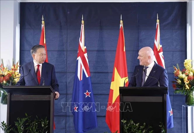 Tổng Bí thư, Chủ tịch nước Tô Lâm và Thủ tướng New Zealand gặp gỡ báo chí và chứng kiến trao các văn kiện hợp tác