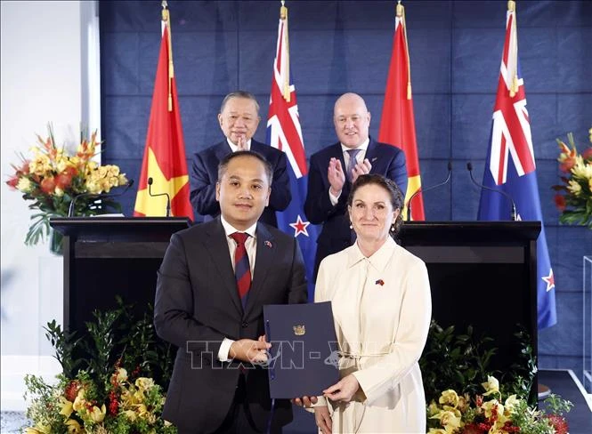 Tổng Bí thư, Chủ tịch nước Tô Lâm và Thủ tướng New Zealand gặp gỡ báo chí và chứng kiến trao các văn kiện hợp tác