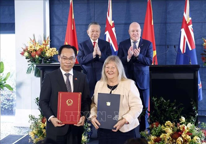 Tổng Bí thư, Chủ tịch nước Tô Lâm và Thủ tướng New Zealand gặp gỡ báo chí và chứng kiến trao các văn kiện hợp tác