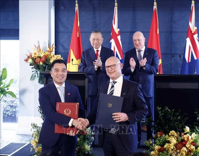 Tổng Bí thư, Chủ tịch nước Tô Lâm và Thủ tướng New Zealand gặp gỡ báo chí và chứng kiến trao các văn kiện hợp tác