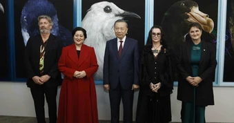 Tổng Bí thư, Chủ tịch nước Tô Lâm và Toàn quyền New Zealand Dame Cindy Kiro thăm triển lãm ảnh của nghệ sĩ Fiona Pardington