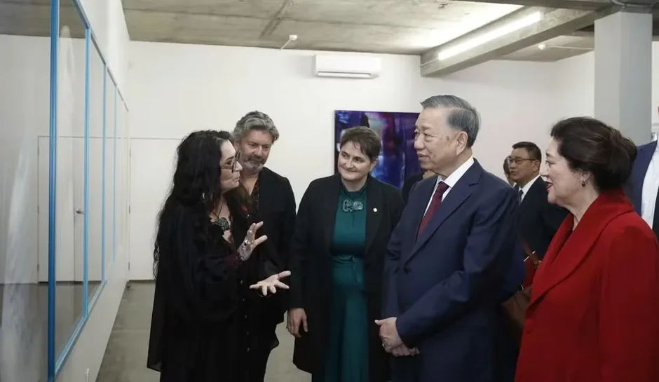 Tổng Bí thư, Chủ tịch nước Tô Lâm và Toàn quyền New Zealand thăm Triển lãm ảnh của nghệ sỹ Fiona Pardington Tổng Bí thư, Chủ tịch nước Tô Lâm và Toàn quyền New Zealand thăm Triển lãm ảnh của nghệ sỹ Fiona Pardington