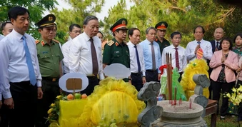 Tổng Bí thư, Chủ tịch nước Tô Lâm viếng mộ Đại tướng Võ Nguyên Giáp