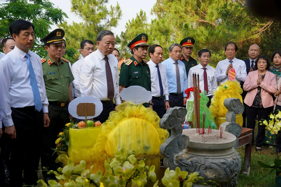Tổng Bí thư, Chủ tịch nước Tô Lâm viếng mộ Đại tướng Võ Nguyên Giáp Tổng Bí thư, Chủ tịch nước Tô Lâm viếng mộ Đại tướng Võ Nguyên Giáp