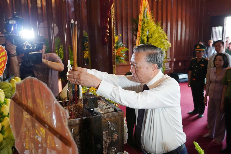Tổng Bí thư, Chủ tịch nước Tô Lâm viếng mộ Đại tướng Võ Nguyên Giáp Tổng Bí thư, Chủ tịch nước Tô Lâm viếng mộ Đại tướng Võ Nguyên Giáp