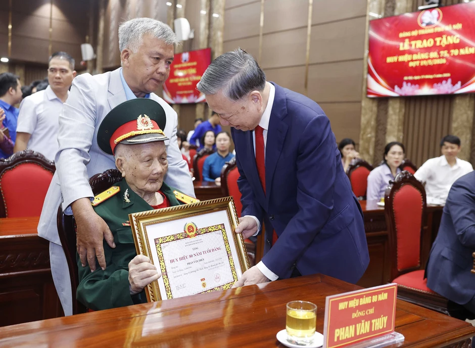 Tổng Bí thư, Chủ tịch nước trao Huy hiệu Đảng cho đảng viên lão thành