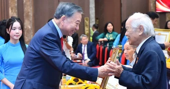 Tổng Bí thư, Chủ tịch nước trao Huy hiệu Đảng tặng đảng viên lão thành